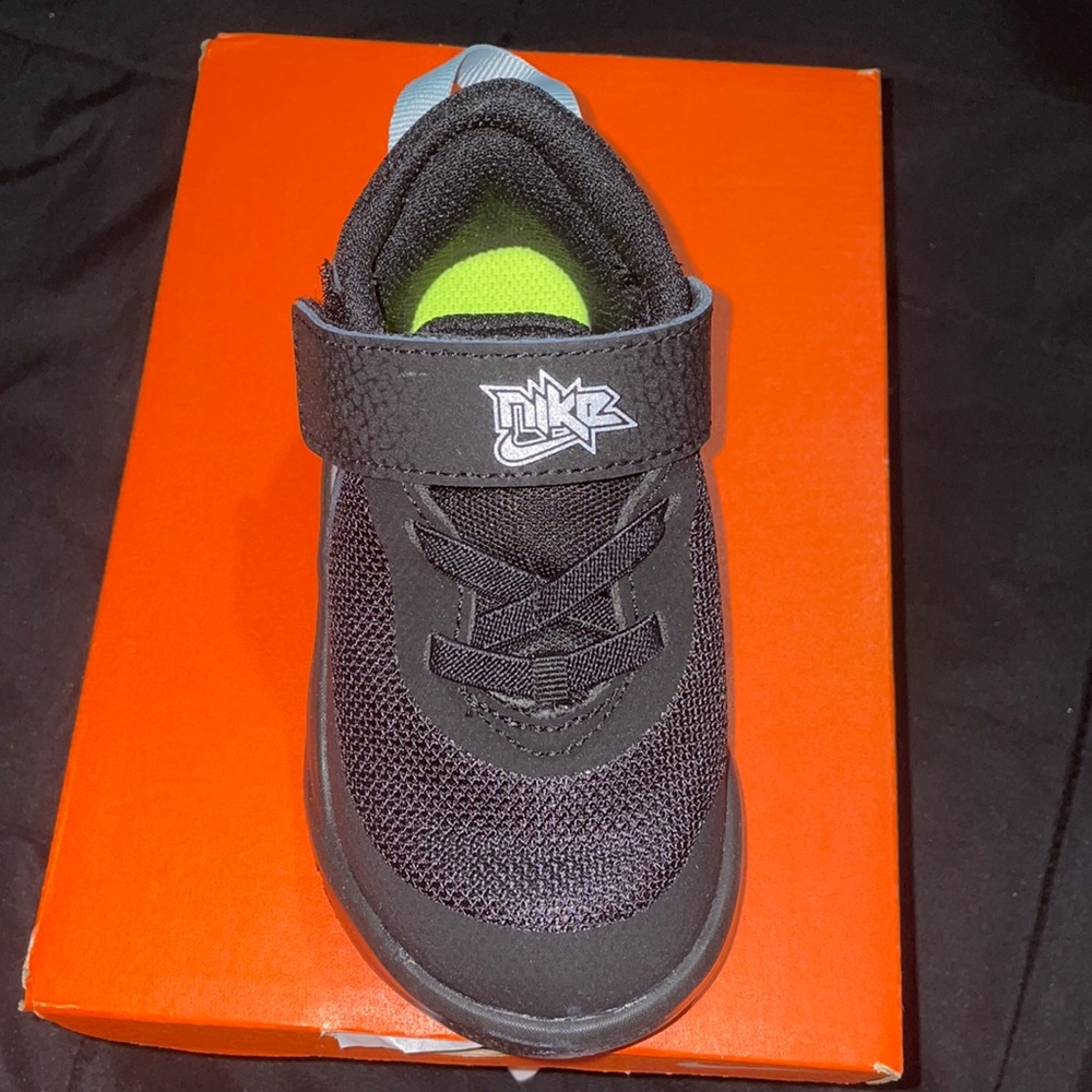 Team Hustle D 10. Brand New Boys Nike Shoes. Black/Metallic Silver. Sizes 8c